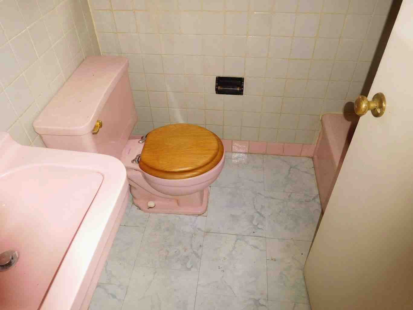 Bathroom before renovations funded by a fix and flip loan in pennsylvania